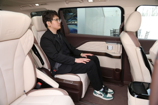 一次大胆的尝试 静态体验一汽奔腾M9