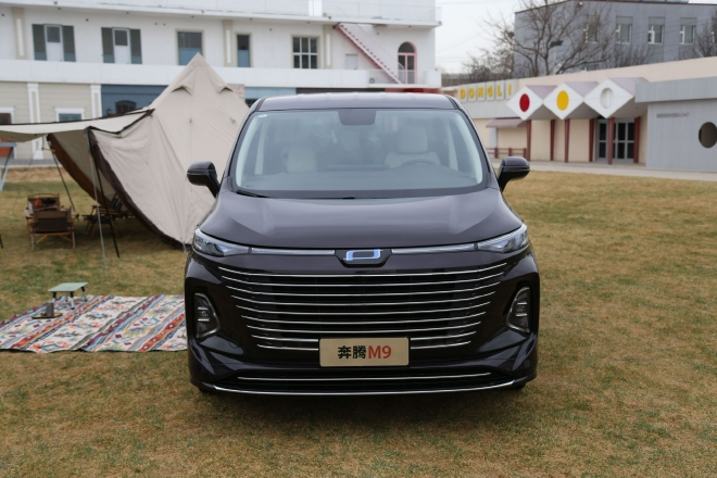 一次大胆的尝试 静态体验一汽奔腾M9