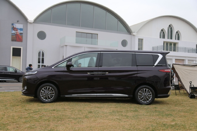 一次大胆的尝试 静态体验一汽奔腾M9