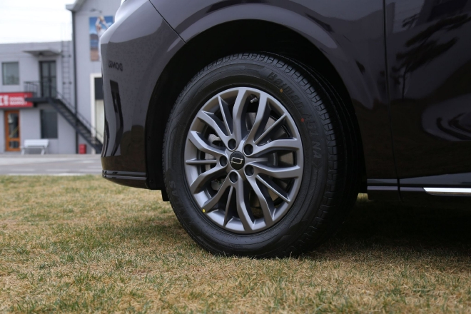 一次大胆的尝试 静态体验一汽奔腾M9