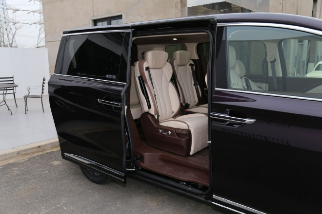 一次大胆的尝试 静态体验一汽奔腾M9