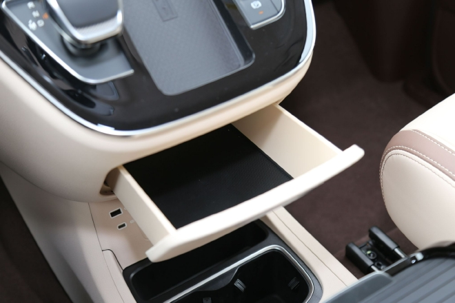 一次大胆的尝试 静态体验一汽奔腾M9