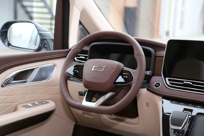 一次大胆的尝试 静态体验一汽奔腾M9