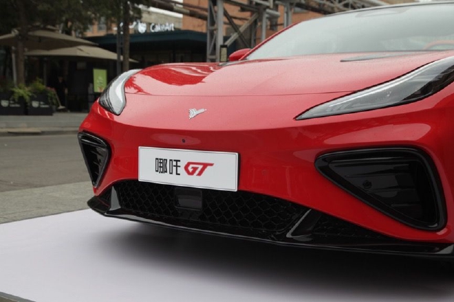 潮酷时尚又好玩 静态体验哪吒GT纯电小跑车