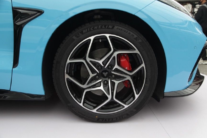 潮酷时尚又好玩 静态体验哪吒GT纯电小跑车