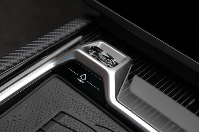 潮酷时尚又好玩 静态体验哪吒GT纯电小跑车