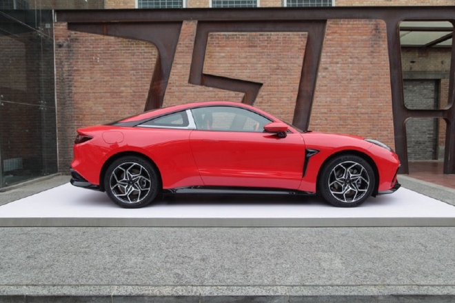 潮酷时尚又好玩 静态体验哪吒GT纯电小跑车