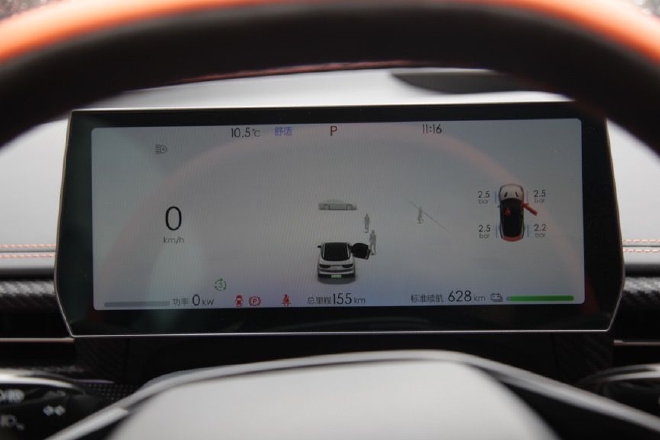 潮酷时尚又好玩 静态体验哪吒GT纯电小跑车