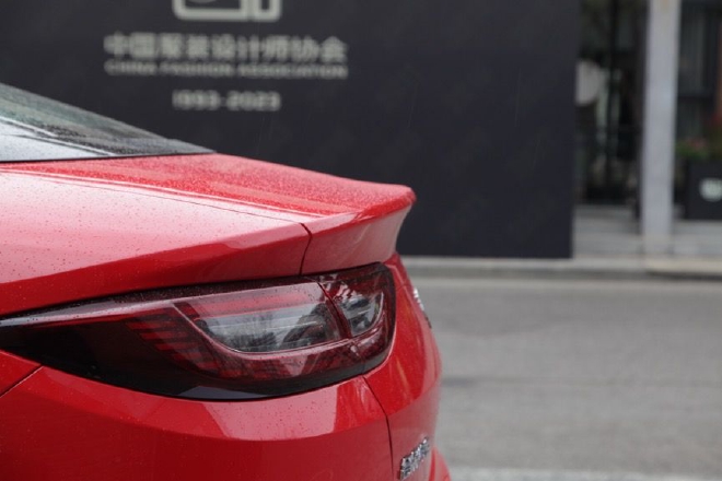 潮酷时尚又好玩 静态体验哪吒GT纯电小跑车