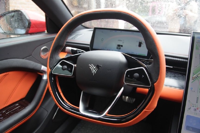 潮酷时尚又好玩 静态体验哪吒GT纯电小跑车