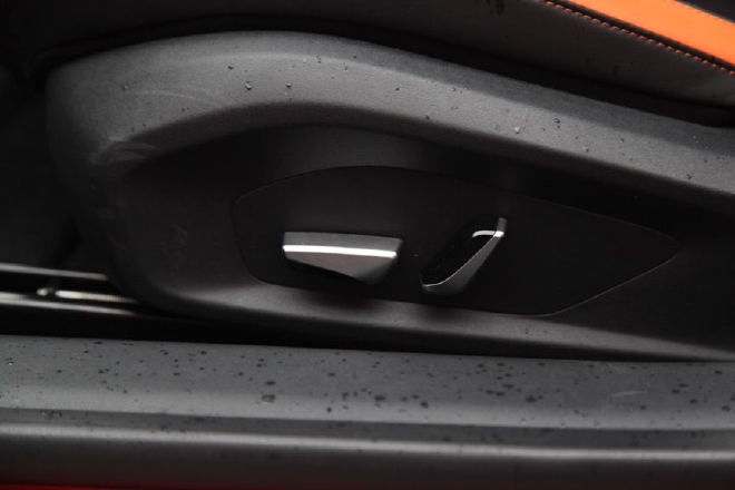 潮酷时尚又好玩 静态体验哪吒GT纯电小跑车