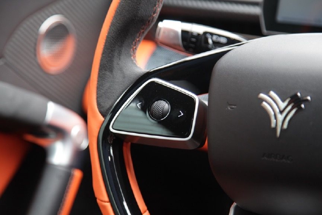 潮酷时尚又好玩 静态体验哪吒GT纯电小跑车