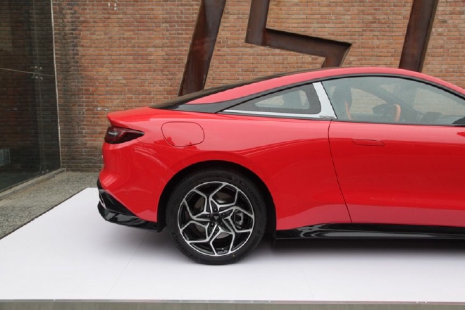 潮酷时尚又好玩 静态体验哪吒GT纯电小跑车