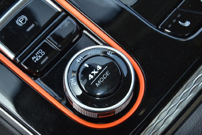 舒享纯越野定位的锐骐7虎啸车型全系均标配分时四驱系统