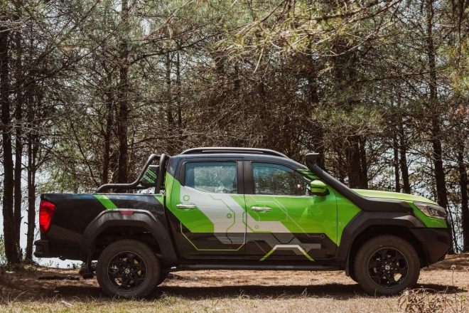 33°接近角、25°离去角、26°纵向通过角以及232mm最小离地间隙，确保车辆坐拥更佳通过性