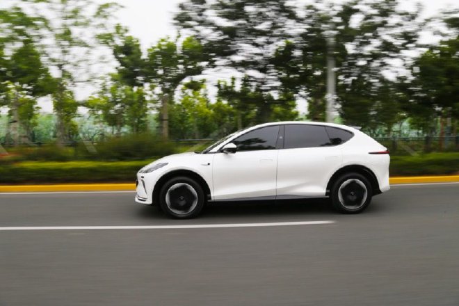 用科技赋能智驾 智己LS7城市智能新驾舱体验