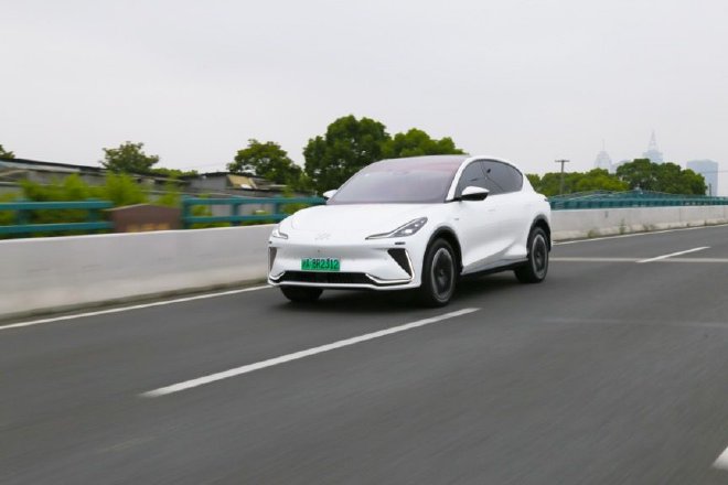 用科技赋能智驾 智己LS7城市智能新驾舱体验