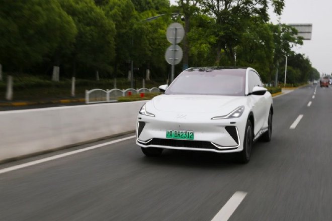 用科技赋能智驾 智己LS7城市智能新驾舱体验