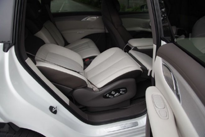 用科技赋能智驾 智己LS7城市智能新驾舱体验