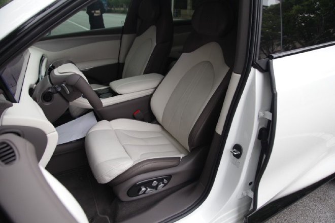 用科技赋能智驾 智己LS7城市智能新驾舱体验