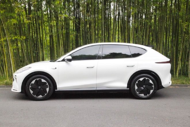 用科技赋能智驾 智己LS7城市智能新驾舱体验