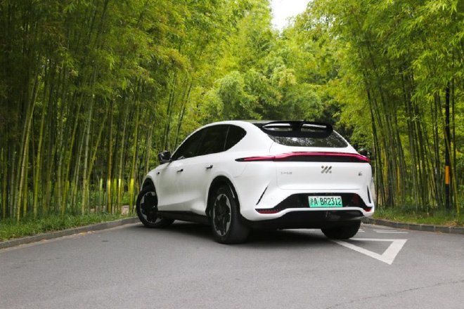 用科技赋能智驾 智己LS7城市智能新驾舱体验