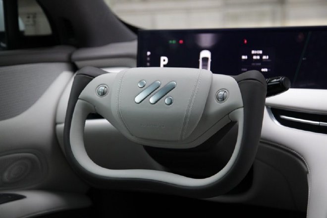 用科技赋能智驾 智己LS7城市智能新驾舱体验