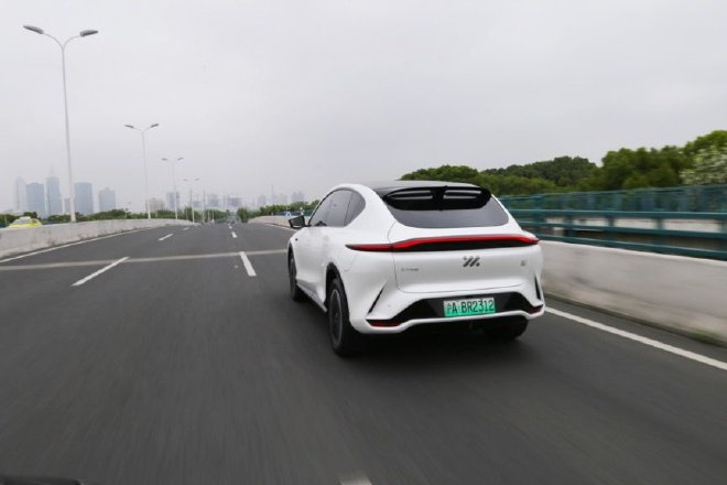 用科技赋能智驾 智己LS7城市智能新驾舱体验