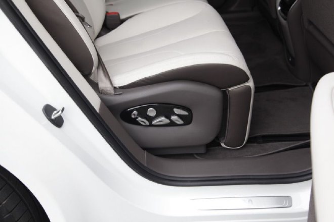 用科技赋能智驾 智己LS7城市智能新驾舱体验