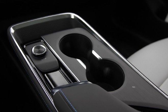 空间够大配置全 试驾别克E4纯电轿跑SUV