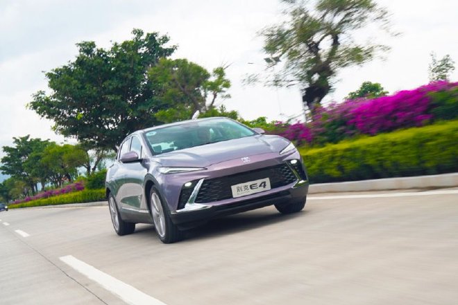 空间够大配置全 试驾别克E4纯电轿跑SUV