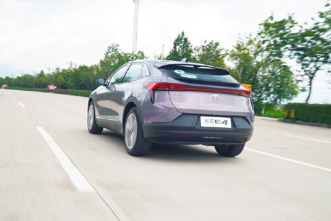 空间够大配置全 试驾别克E4纯电轿跑SUV