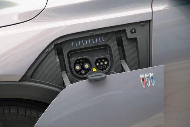 空间够大配置全 试驾别克E4纯电轿跑SUV