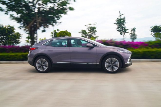 空间够大配置全 试驾别克E4纯电轿跑SUV