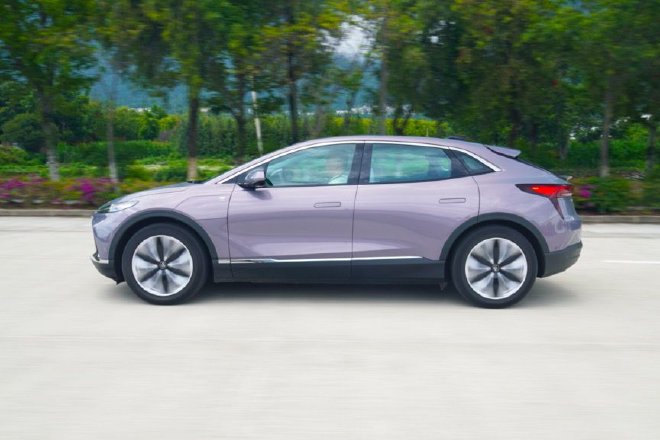 空间够大配置全 试驾别克E4纯电轿跑SUV