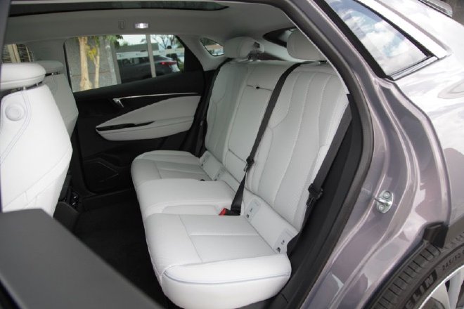 空间够大配置全 试驾别克E4纯电轿跑SUV