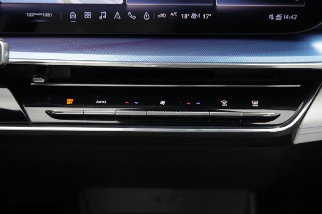 空间够大配置全 试驾别克E4纯电轿跑SUV