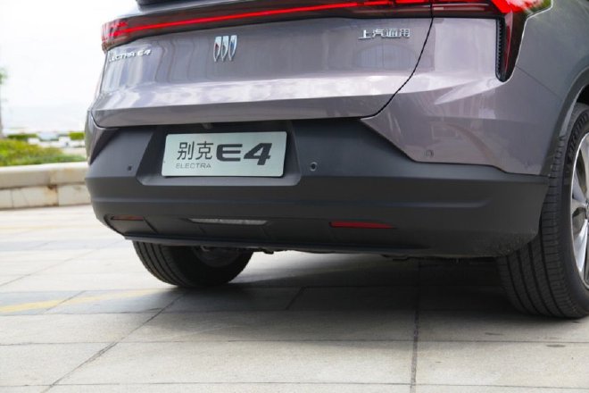 空间够大配置全 试驾别克E4纯电轿跑SUV