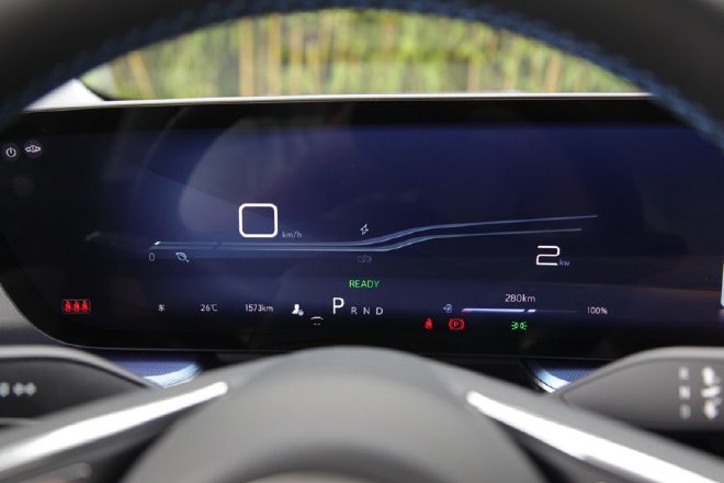 空间够大配置全 试驾别克E4纯电轿跑SUV