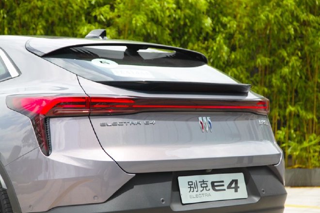 空间够大配置全 试驾别克E4纯电轿跑SUV