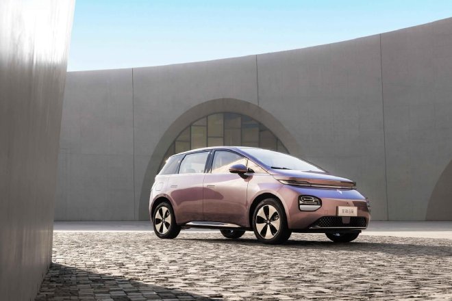 定位大五座纯电家用车 宝骏云朵“天空美学”首发三种云系车色