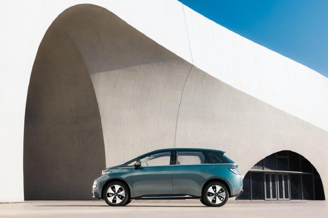 定位大五座纯电家用车 宝骏云朵“天空美学”首发三种云系车色