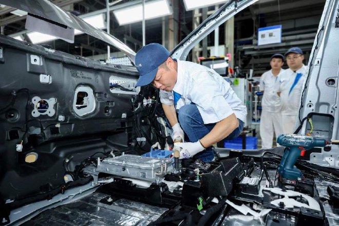 车圈热搜 何小鹏进厂拧螺丝 奥迪或将向中国车企买电车授权