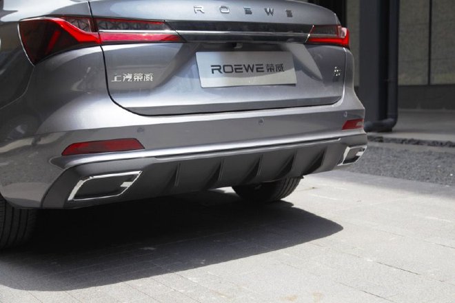 Test drive the brand-new Roewe i5 top model with comfortable ride and high configuration