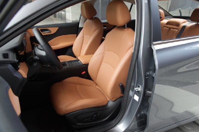 Test drive the brand-new Roewe i5 top model with comfortable ride and high configuration