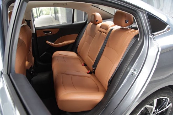 Test drive the brand-new Roewe i5 top model with comfortable ride and high configuration
