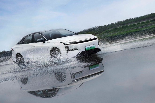 吉利银河L6性能首测 成功通过六项性能测试