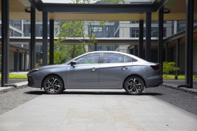 Test drive the brand-new Roewe i5 top model with comfortable ride and high configuration