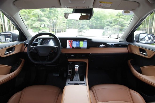 Test drive the brand-new Roewe i5 top model with comfortable ride and high configuration