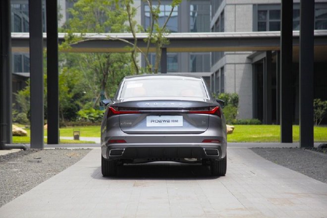 Test drive the brand-new Roewe i5 top model with comfortable ride and high configuration